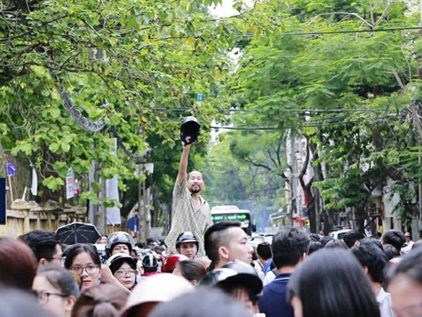 'Con ơi, bố ở đây!' - Bức ảnh ông bố vượt lên biển người để đón con sau buổi thi gây xúc động mạnh