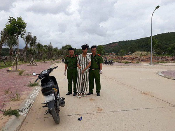 Dí dao đuổi bạn trai đi, khống chế hiếp dâm người bạn gái