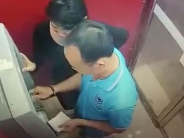 Hai vợ chồng rút trộm 15 triệu đồng đã đến tận nhà trả lại tiền cho cô gái làm rơi thẻ ATM có dán mật khẩu bên trên