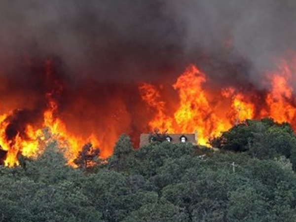 Hàng nghìn người phải sơ tán do cháy rừng ở California, Mỹ