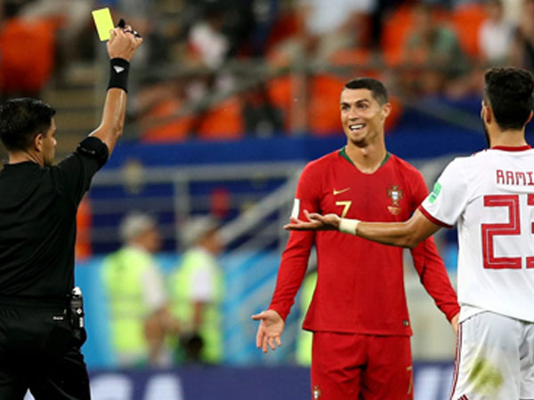HLV Iran tức giận khi Ronaldo thoát thẻ đỏ tội đánh nguội