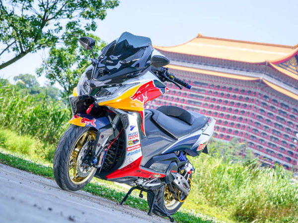 Hoành tráng Kymco AK550 bản độ bò tót Tây Ban Nha