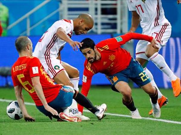Nhờ VAR, La Roja thót tim vào vòng 1/8