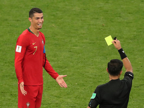 'Theo luật, Ronaldo phải nhận thẻ đỏ khi dùng khuỷu tay phạm lỗi'