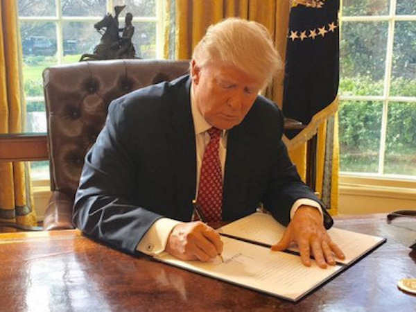 Tòa án Tối cao Mỹ ủng hộ lệnh cấm nhập cảnh của Trump