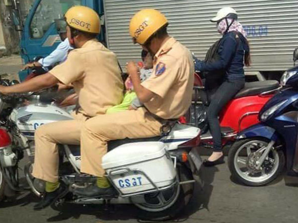 Bé trai được CSGT vượt 'rừng người' đi cấp cứu giờ ra sao?