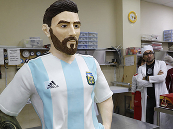 Bức tượng Messi to như người thật làm từ sô cô la