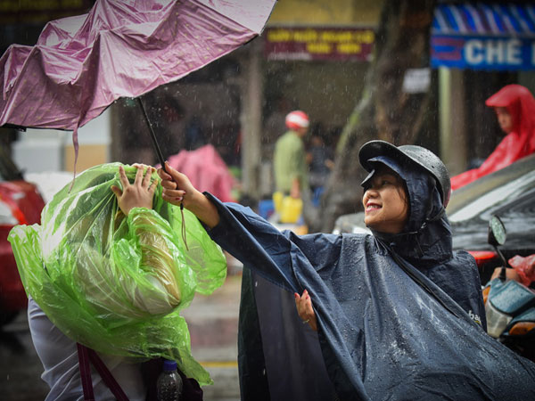Cha mẹ ngóng đợi con trong mưa ở buổi thi cuối cùng