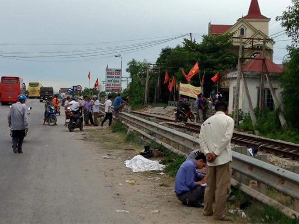Cố băng qua đường sắt, mẹ tử vong, con nguy kịch