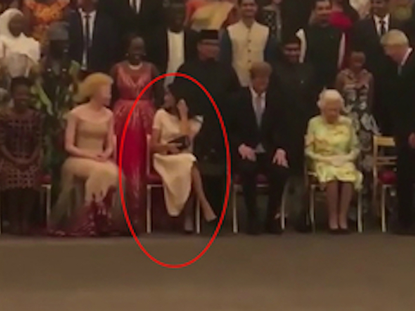 Meghan bị chỉ trích tư thế ngồi 'thiếu tôn trọng' tại sự kiện có Nữ hoàng