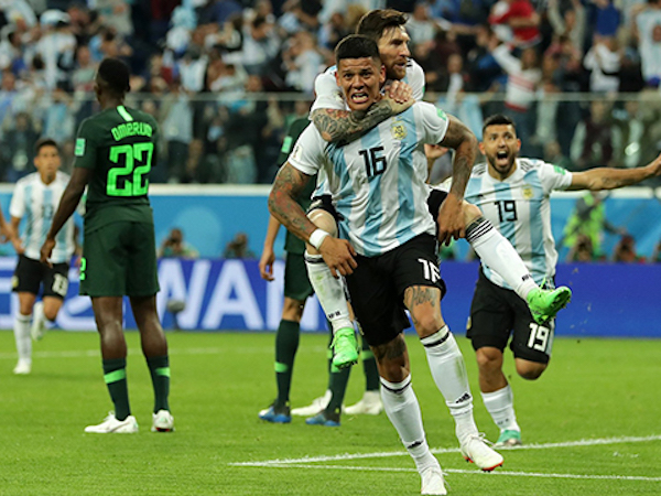 Messi và Rojo đưa Argentina vào vòng 1/8