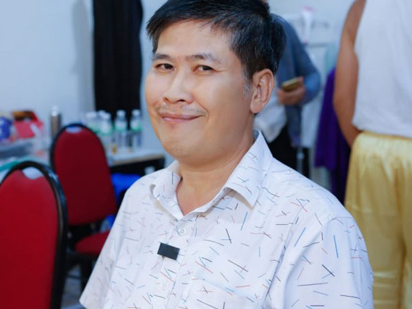 Phước Sang đeo tang cha, xuất hiện tiều tụy trong show truyền hình