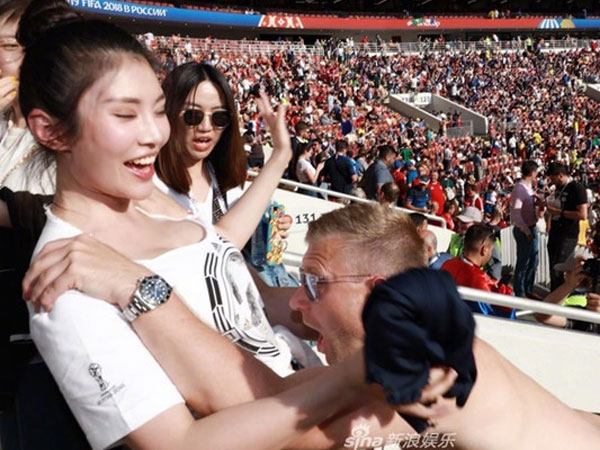 Sao nữ TQ hốt hoảng vì bị 'quấy rối' trên khán đài World Cup