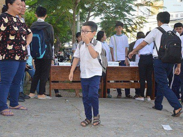 Sĩ tử 18 tuổi cao tròn 1 mét đi thi THPT Quốc gia tại Sóc Trăng