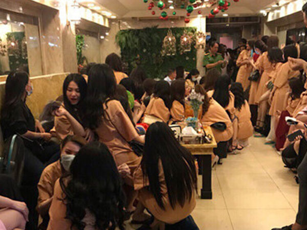 'Ve sầu thoát xác' bên trong nhà hàng thác loạn