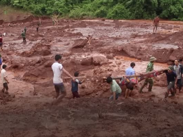 Video: Mưa lũ cuốn trôi, chôn vùi 5 người dưới lớp bùn dày hàng mét