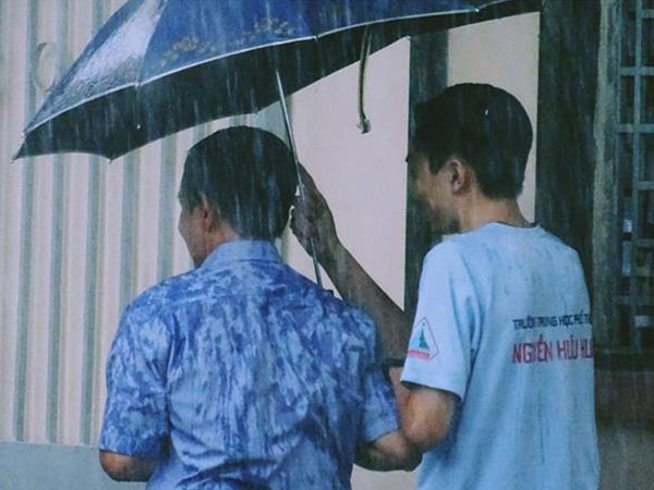 Bức ảnh lưng áo bố đẫm nước mưa vì lo che ô cho con vào phòng thi: Cả đời này, bố mẹ sẽ luôn đợi chúng ta!