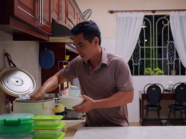 Gạo Nếp Gạo Tẻ tập 23: Khán giả rớt nước mắt khi doanh nhân Kiệt ngày nào giờ ăn cơm thừa canh cặn nơi xó bếp