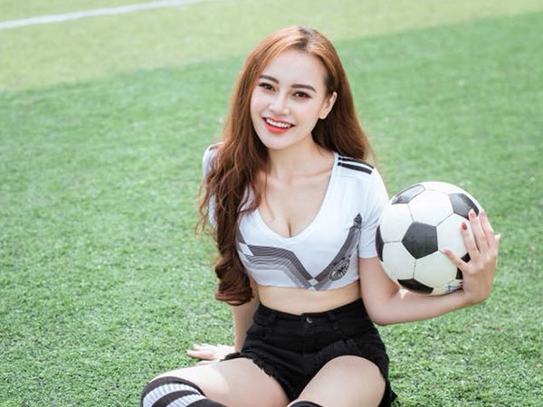 Hot girl fan ĐT Đức lên tiếng bào chữa cho chia sẻ 'chuyển hóa bàn thắng thành cơ hội'