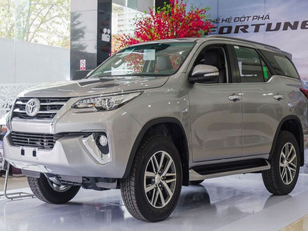 Khách hàng bị các đại lý 'chặt chém' thêm 100 triệu đồng khi mua Toyota Fortuner