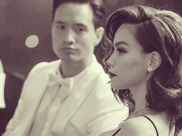 Khoảnh khắc 'tình bể bình': Kim Lý say sưa ngắm nhìn Hà Hồ trong sự kiện