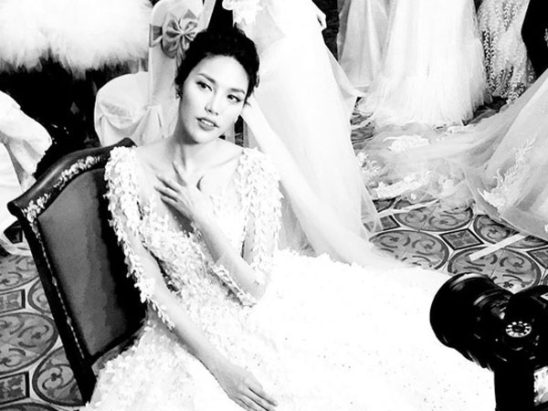 Lan Khuê 'khoe' nhẫn đính hôn kim cương cỡ 'khủng' nhận được từ bạn trai John Tuấn Nguyễn