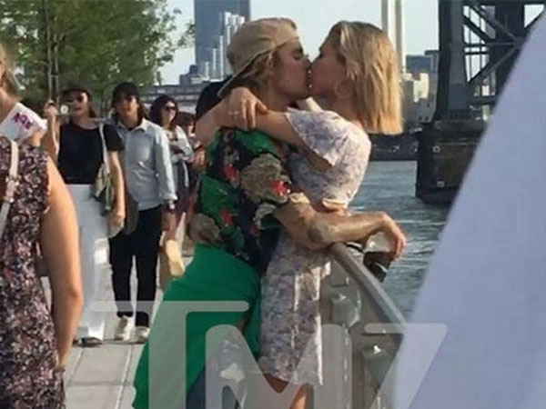 Liên tục ôm hôn Justin Bieber công khai, Hailey có quan tâm Selena nghĩ gì khi nhìn thấy?