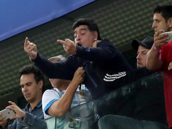 Maradona sẽ trả giá đắt sau hành động giơ ‘ngón tay thối’?
