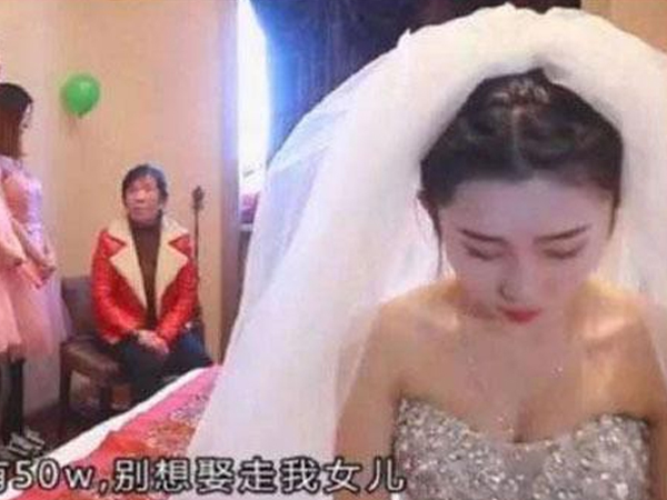 Nhà gái đòi thêm 1,7 tỷ trong đám cưới, phù dâu quay sang cầu hôn chú rể