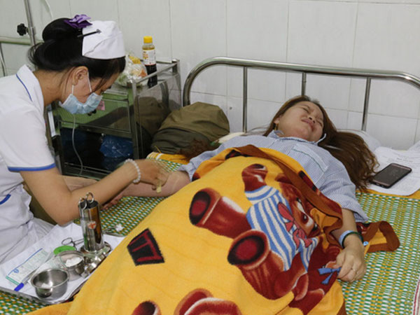 Nữ giáo viên bị phụ huynh xông vào trường đánh ngất xỉu, thủng màng nhĩ
