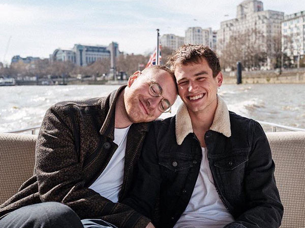 Sam Smith và mỹ nam '13 Reasons Why' làm triệu trái tim tan vỡ khi chia tay sau 9 tháng hẹn hò