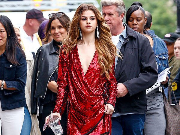 Selena Gomez, cô nàng chăm diện váy quấn nhất Hollywood