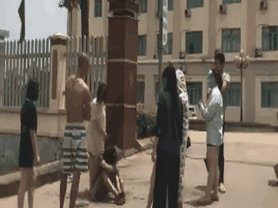 Thách thức vợ của nhân tình, cô bồ trẻ bị đổ mắm tôm và dầu luyn khắp người trước cổng trường