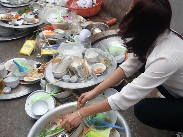 Về nhà người yêu ra mắt, cô gái bị vu ăn cắp chai nước hoa cũ