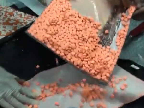 Video: 12 kg thuốc lắc trong gói quà từ châu Âu về Sài Gòn