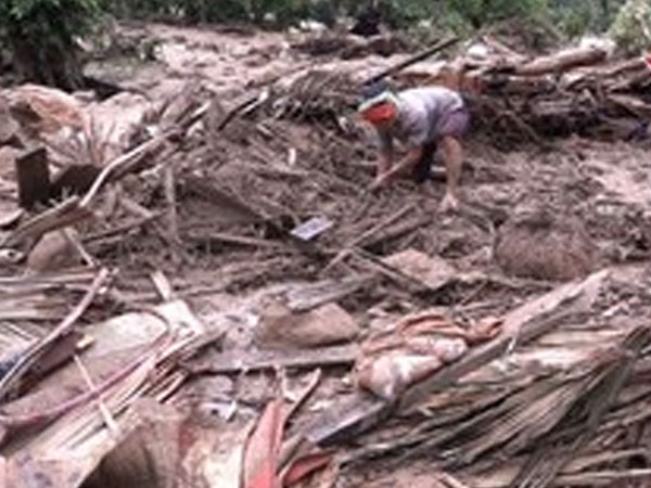 Video: Xót xa cảnh người phụ nữ rẽ từng lớp bùn tìm 600 nghìn tiền tiết kiệm