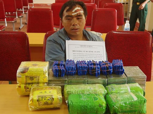 Bắt thầy giáo mang súng vận chuyển ma túy 'khủng'