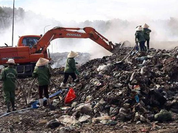 Cháy lớn 3 ngày ở bãi rác, hàng chục người ngộ độc khói