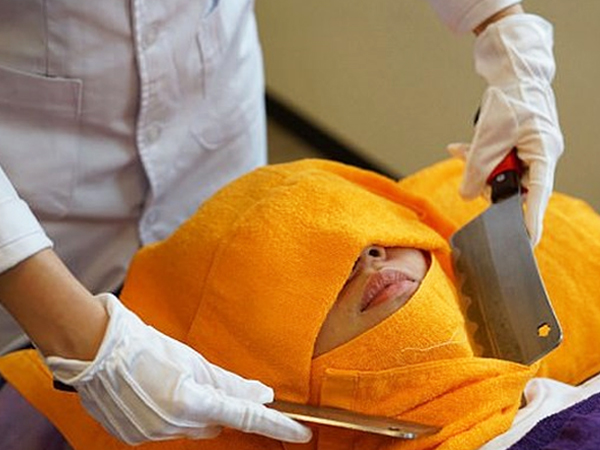 Đài Loan: Kinh dị với kiểu massage thư giãn bằng... dao băm thịt
