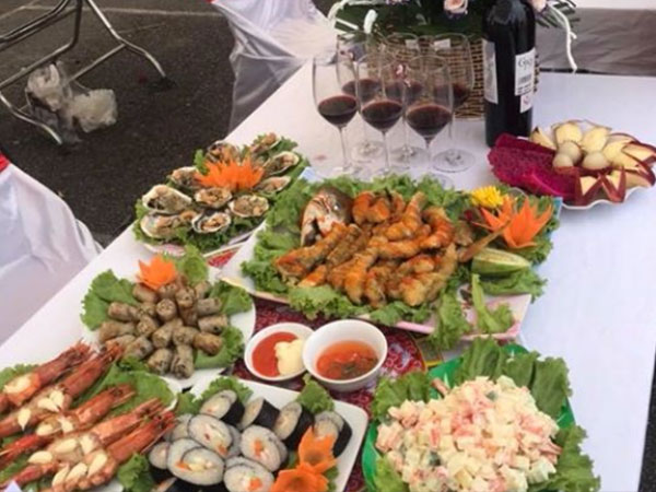 Đối thủ thi nấu mâm cơm gia đình 200 nghìn đầy ắp hải sản, rượu vang, bà nội trợ bức xúc tố ăn gian