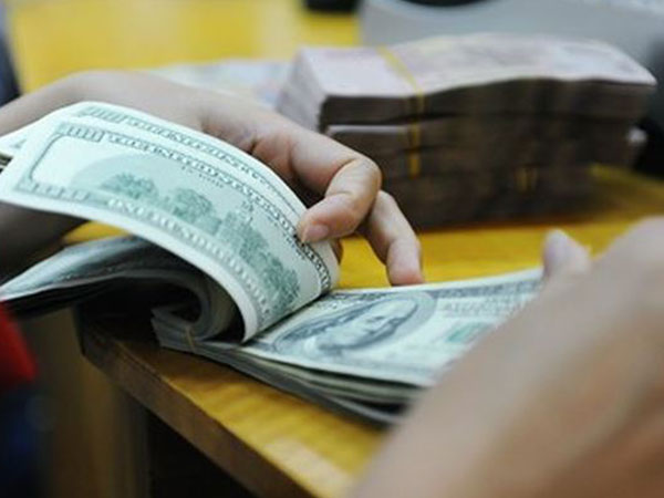 Giá USD tăng 'sốc' chạm ngưỡng 23.000 đồng