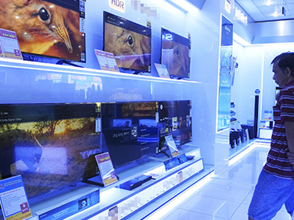 Không nên mua TV trưng bày để xem bóng đá