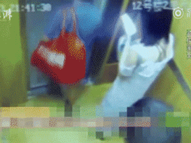 Lợi dụng chốn vắng người, nam thanh niên cưỡng hôn gái trẻ trong thang máy