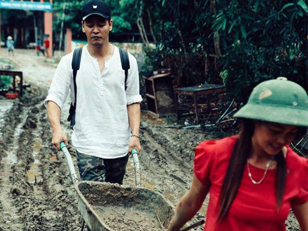MC Phan Anh hứng trọn 'gạch đá' vì áo quần tinh tươm khi đi từ thiện vùng lũ