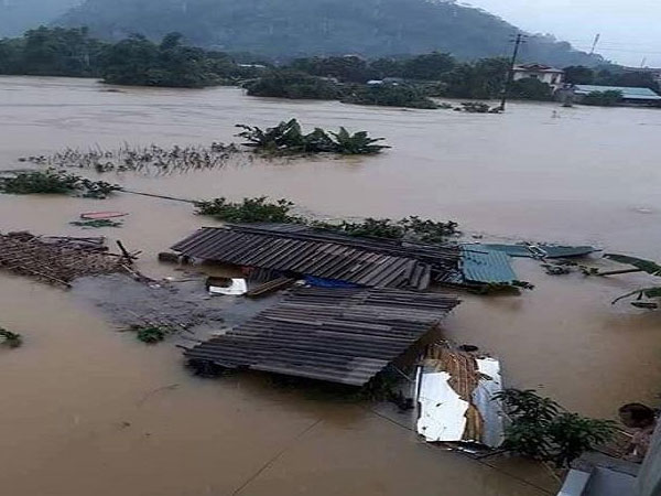 Những gương mặt hoảng loạn sau vụ sạt núi 'xóa sổ' 28 ngôi nhà trong một bản