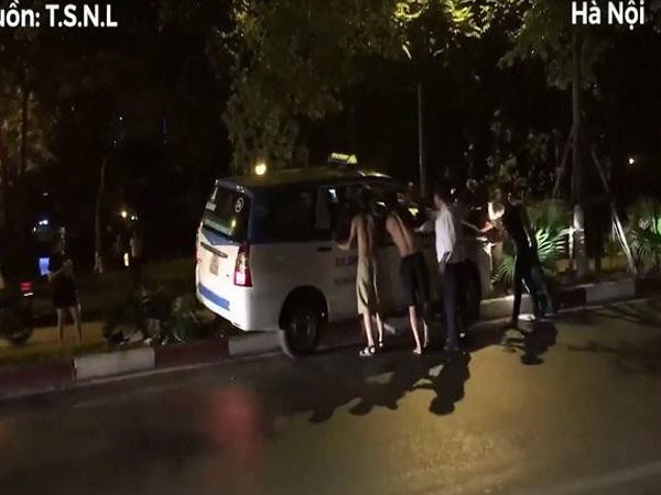 Clip: Đám đông hợp sức giải cứu taxi đâm lên dải phân cách và bị mắc kẹt trong đêm