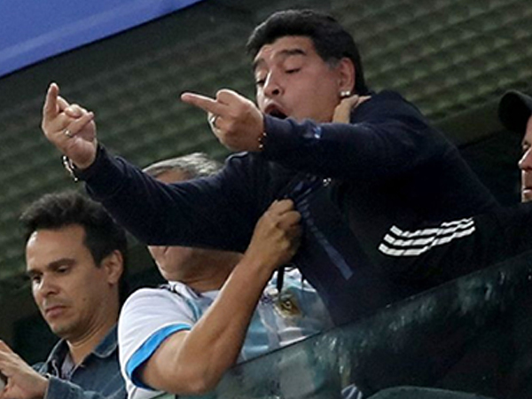 FIFA tước vai trò đại sứ của Maradona