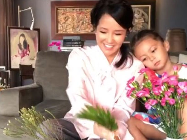 Hồng Nhung livestream chia sẻ hậu hôn nhân đổ vỡ với chồng Tây
