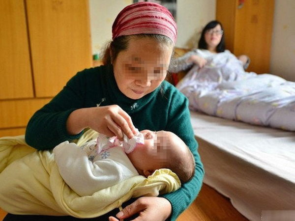 Mẹ chồng luôn giành trông cháu để con dâu nghỉ ngơi, vợ trẻ nơm nớp lo bị bà nội 'cướp' mất con