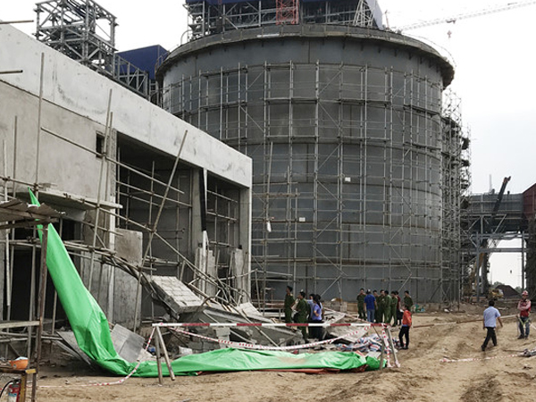 Người không đeo dây an toàn nhảy khỏi giàn giáo bị sập